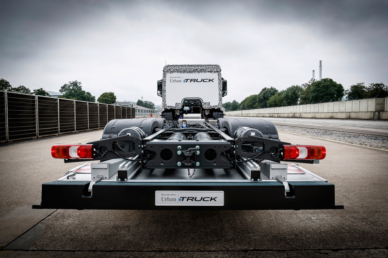 Illustration for article titled The First Electric Big Rig Is A 26-Ton Hauler From Mercedes With Zero Emissions